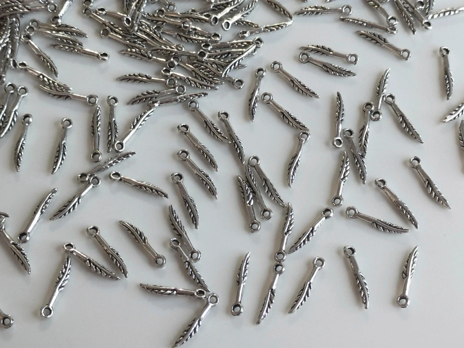200 minis breloques charms plumes argentées Lot n°6234 – photo 2